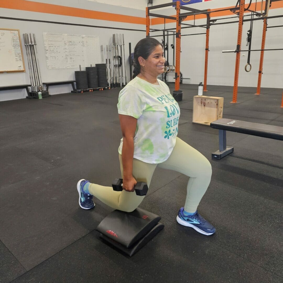 woman doing dumbbell lunges